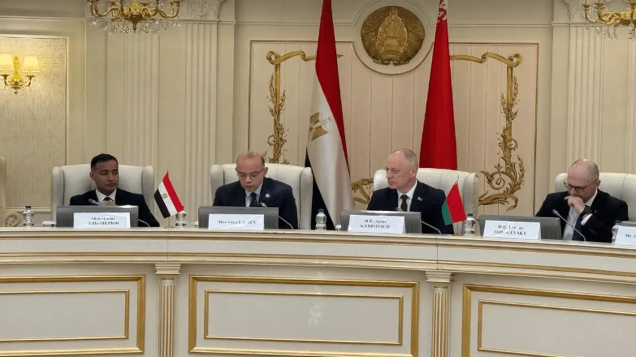 وزير الاستثمار يوجه بتحويل العلاقات مع بيلاروسيا إلى شراكة صناعية متكاملة